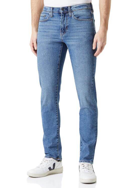 Análisis Detallado: Vaqueros de Corte Deportivo