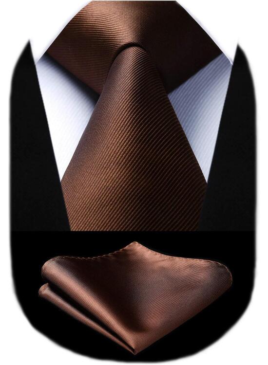 Elegancia al Detalle: Un Conjunto Clásico para el Caballero Moderno