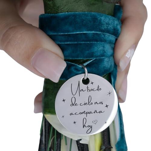 Medalla ramo de novia personalizado | Chapa redonda boda (Un trocito de cielo nos acompaña hoy) | Regalo de boda para novia | Acero inoxidable en plata | Cinta de terciopelo azul