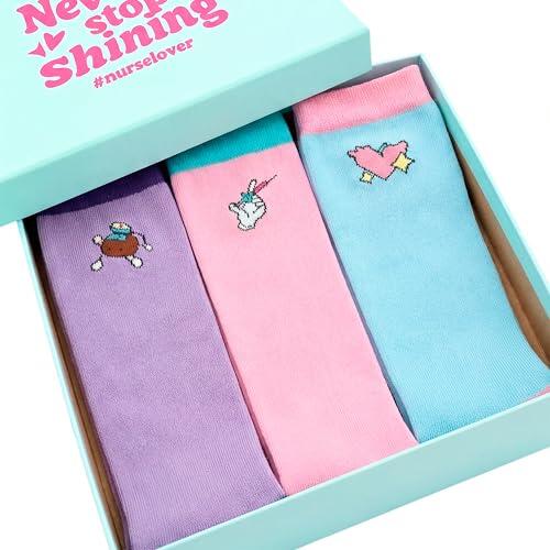 Nurse is Love Set de 3 pcs. Medias De Compresión Mujer Para Enfermera - Calcetines Compresion para Trabajo TCAE, Medicos, Vet | Usa Con Zuecos Sanitarios, Regalos | Accesorios Enfermeria DRAW