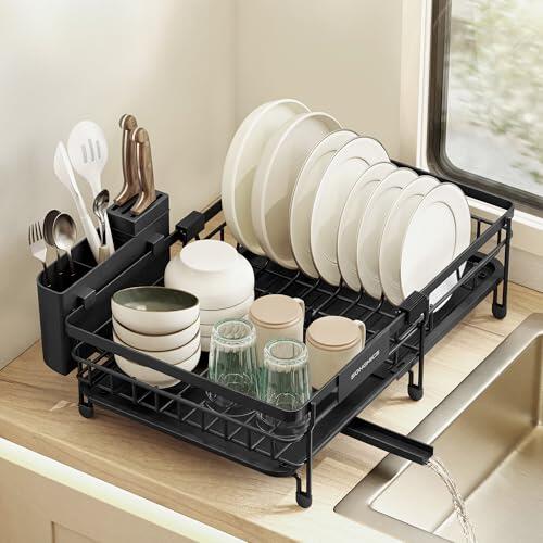 SONGMICS Escurreplatos para Espacios Reducidos, Escurridor de Platos de Cocina Extensible, Boquilla Extensible y Giratoria 360°, Acero, (30,2-46,5) x 29,6 x 14 cm, Negro Tinta KCS556BH01