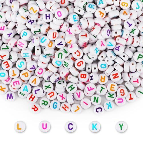 SUTOUG 1000 piezas de cuentas con letras para ensartar, cuentas redondas acrílicas con letras del alfabeto de 4 x 7 mm para joyería, manualidades DIY, pulseras, collares y adornos - Blanco