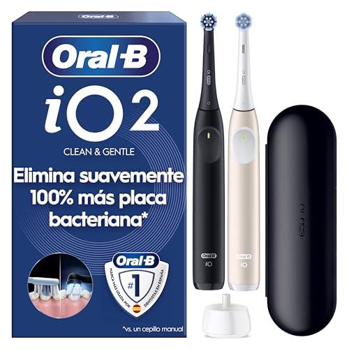 Oral-B iO 2 Cepillos de Dientes Eléctricos, Negro y Rosa, Pack de 2 | Cepillo Dental con 2 Cabezales Y Estuche de Viaje, 3 Modos de Cepillado, Sensor de Presión, Batería de Larga Duración