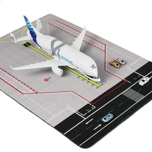 QIYUMOKE 1/300 A330 Beluga XL - Maqueta de avión con alfombrilla de goma y 5 coches Diecast de metal para adultos, coleccionistas y decoración (alfombra: 25 x 35 cm)