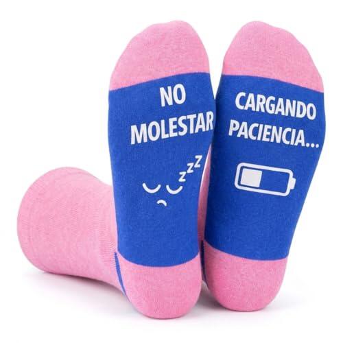 VERADGROUP Calcetines Mujer Divertidos - No Molestar Cargando Paciencia | Regalo Original Amigo Invisible y Cumpleaños | Algodón Premium en Bolsa de Regalo | Talla 36-41 | Rosa y Azul