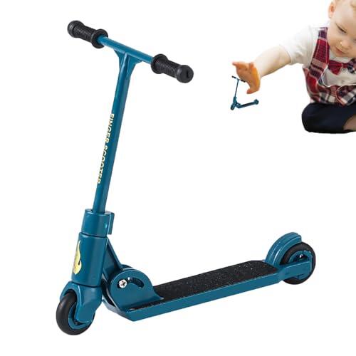 El fenómeno de los mini patinetes: destreza y entretenimiento en la palma de la mano