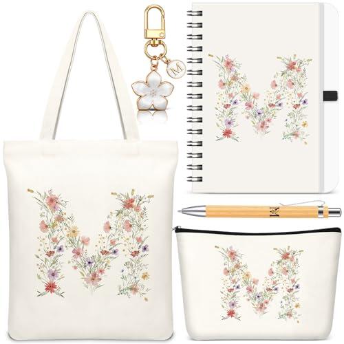 Hestya 5 Piezas Regalo con Letras Set Regalo Inicial con Bolsa Tote Neceser Llavero Libreta y Bolígrafo Set Alfabeto para Mujeres, Cumpleaños, Navidad(Beige,Letra M)