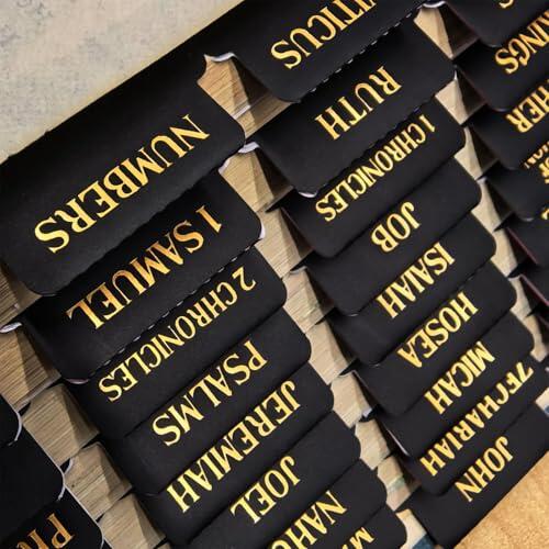 Tastetreasure 75 piezas de pestañas negras para la Biblia para mujeres y hombres, pestañas de índice de la Biblia laminadas con letras en relieve de oro en foil, pestañas de libro de la Biblia de gran