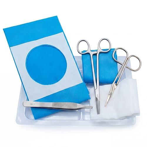 KMINA Kit De Sutura Estéril con Paño Fenestrado Adhesivo, 5 Gasas, Pinza Adson, Porta Agujas y Tijera, Sin Látex, Blíster Rígido De 3 Compartimentos