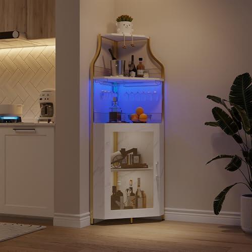 Garvee Armario de barra esquinero con luces LED, almacenamiento de licor de granja de 5 niveles, estante de vidrio, estantes y puertas ajustables para comedor, sala de estar, cocina, color dorado