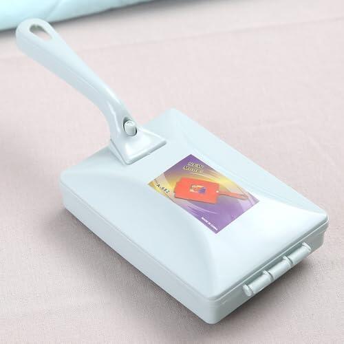 JoyousMall Cepillo de rodillo manual para alfombras, sofá, cama, mesa, herramienta de limpieza rápida de migas y suciedad con contenedor de polvo de botón, color morado