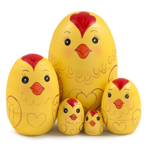 El encanto rústico de las matrioshkas de madera con diseño de gallo